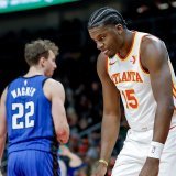 Clint Capela (15) a connu la défaite avec les Hawks jeudi pour son retour aux affaires KEYSTONE/EPA/ERIK S. LESSER